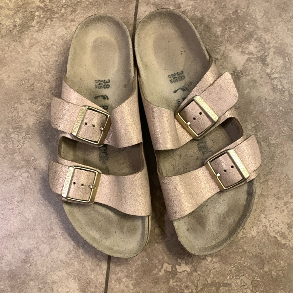 Birkenstock Arizona light pink metallic sandal. Size 38. GREAT condition.